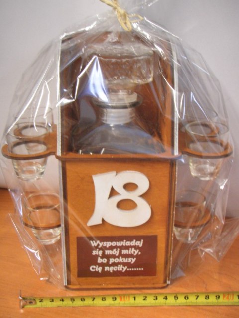 Spowiednik /konfesjonał + karafka + kieliszki 245 -18-stka