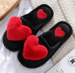 Kapcie damskie futrzane, pluszowe z serduszkiem CZARNO-CZERWONE 40 - 41 KE-108-B