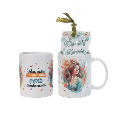 Kubek ceramiczny z napisem "Piękna mądra i wspaniała po prostu doskonała" z herbatką owocową .
