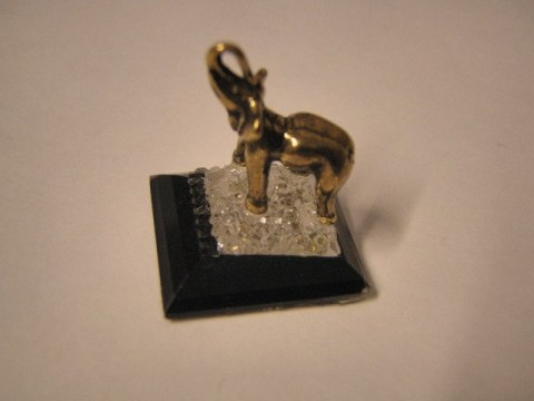 Słoń na kamieniu 10szt cyrkonie 5527